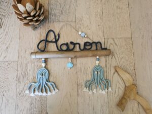 Prénom tricotin sur bois flotté et animaux
